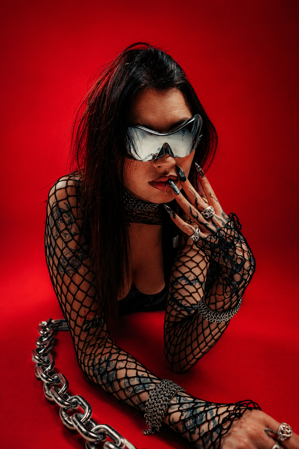 Shoot Hornema — bijoux et chaîne, ambiance rouge